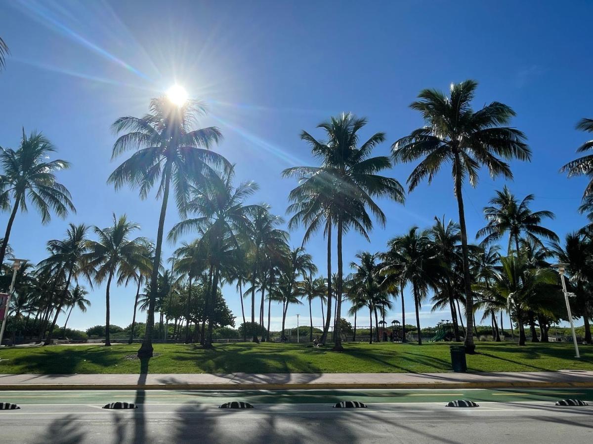 Beachfront Apt In Carlyle Hotel On Ocean Drive Маями Бийч Екстериор снимка