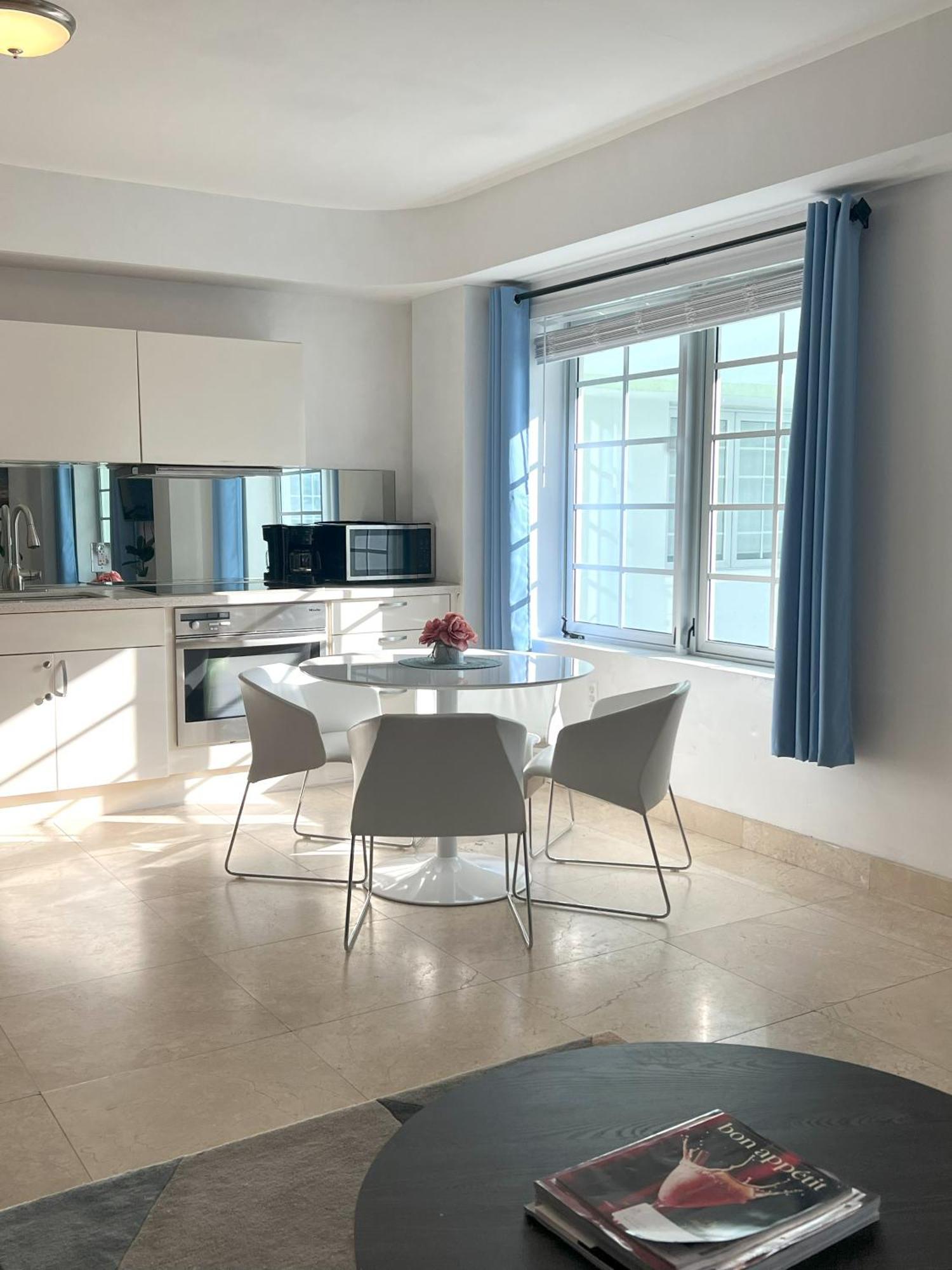Beachfront Apt In Carlyle Hotel On Ocean Drive Маями Бийч Екстериор снимка
